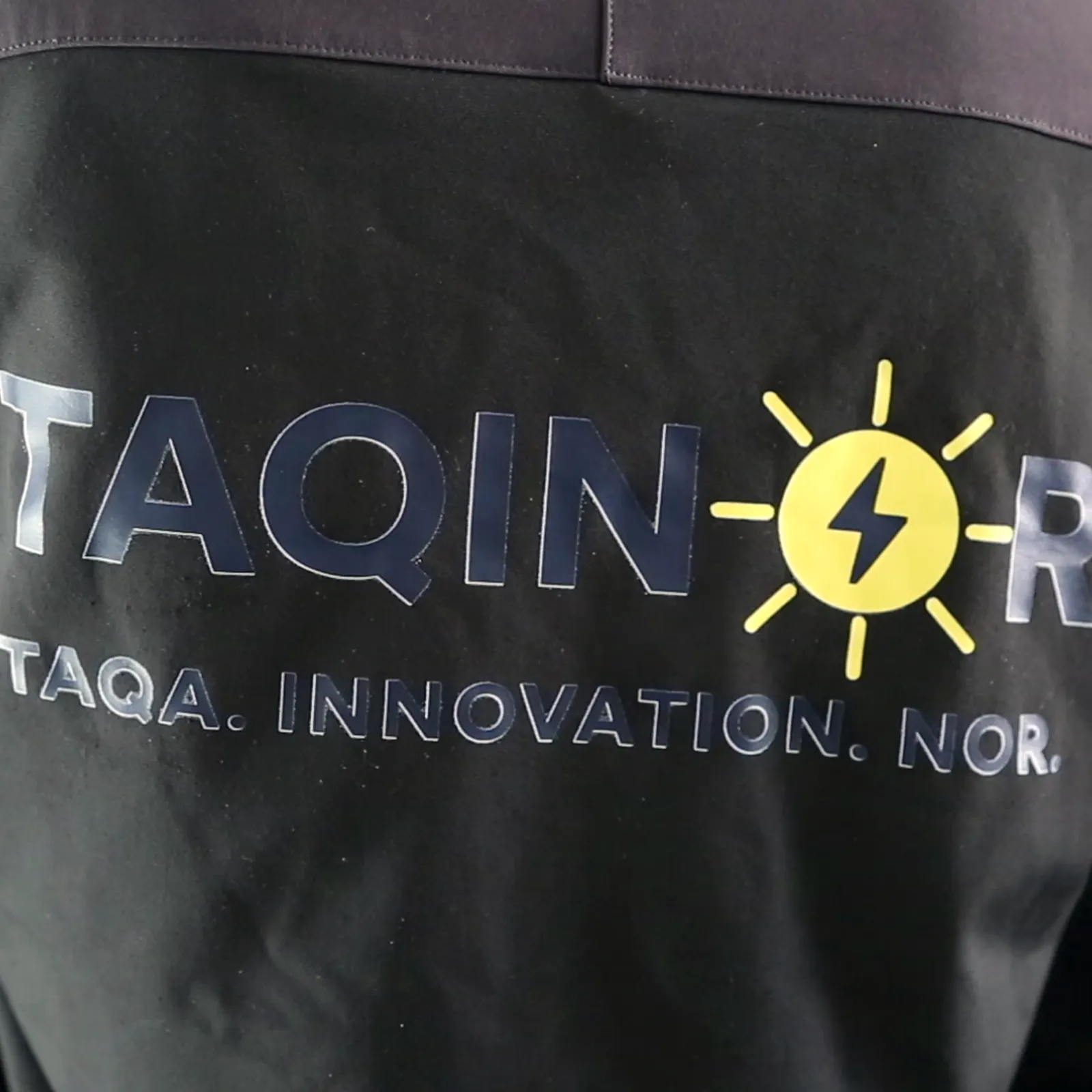 Gilet de travail Taqinor porté par un installateur sur le chantier de Bouskoura
