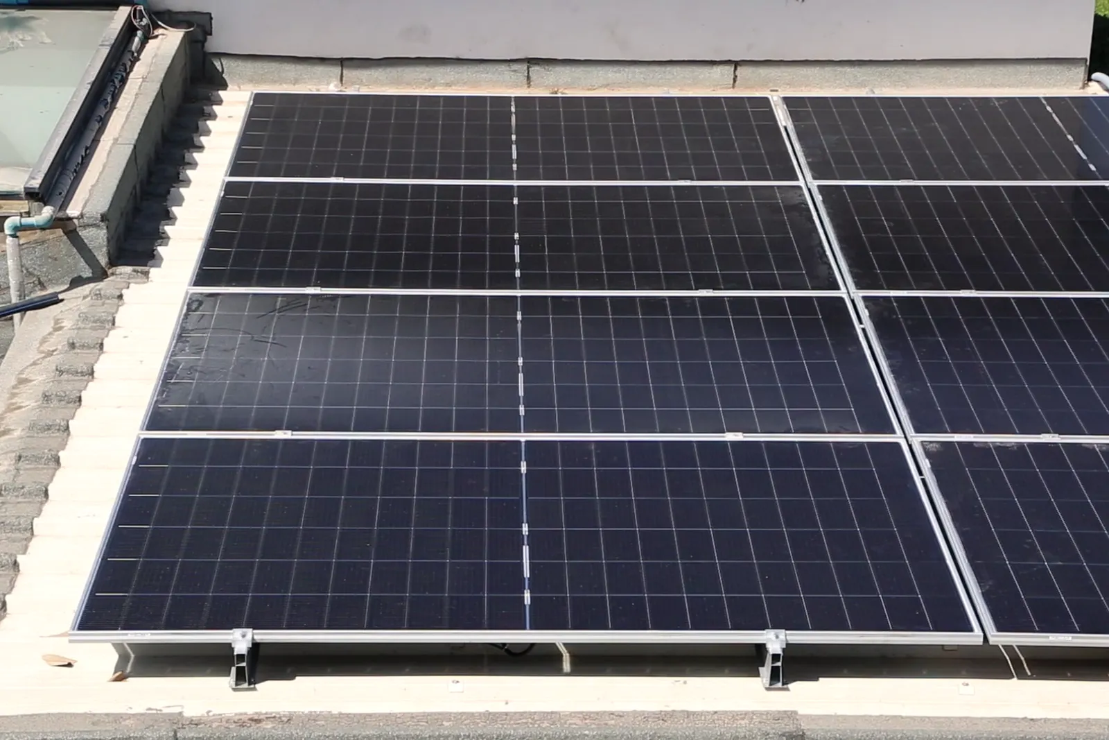 Gros plan sur l’alignement des panneaux solaires et leur structure de fixation, Bouskoura
