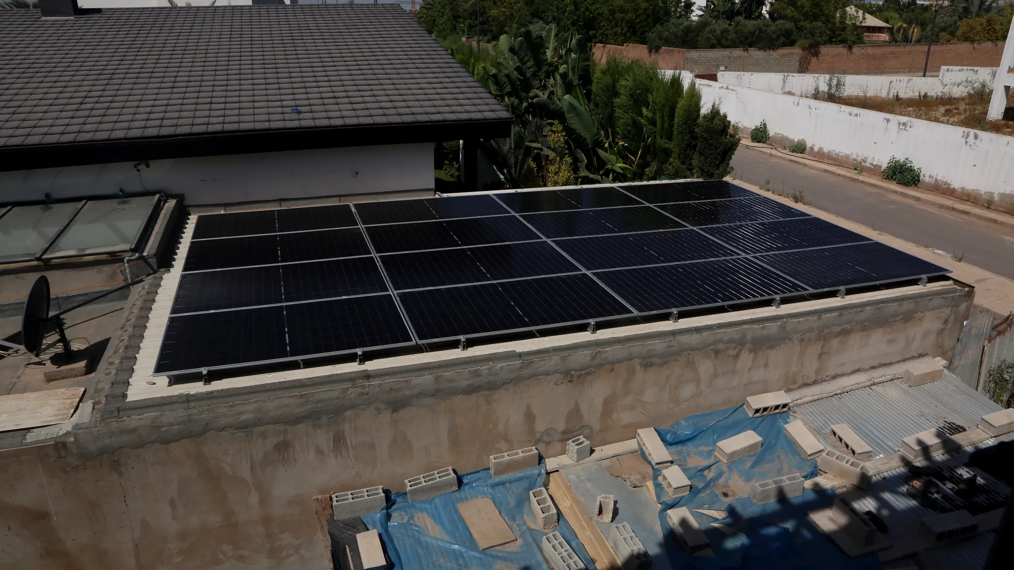 Toiture-terrasse d’une villa entièrement couverte de panneaux solaires, Bouskoura