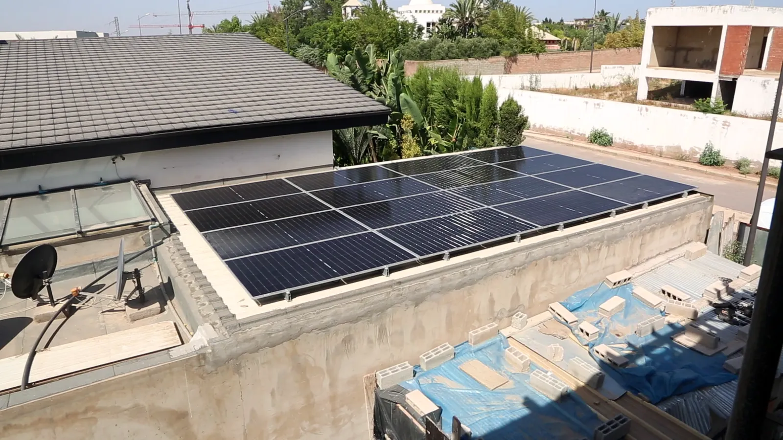 Vue aérienne large du toit solaire de la villa et du quartier, Bouskoura