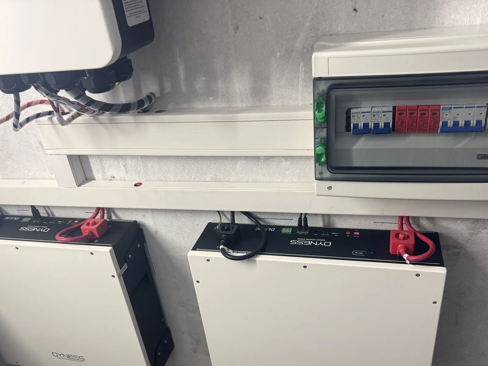 Gros plan sur les bornes des batteries Dyness et le coffret de protections, câblage soigné, El Jadida