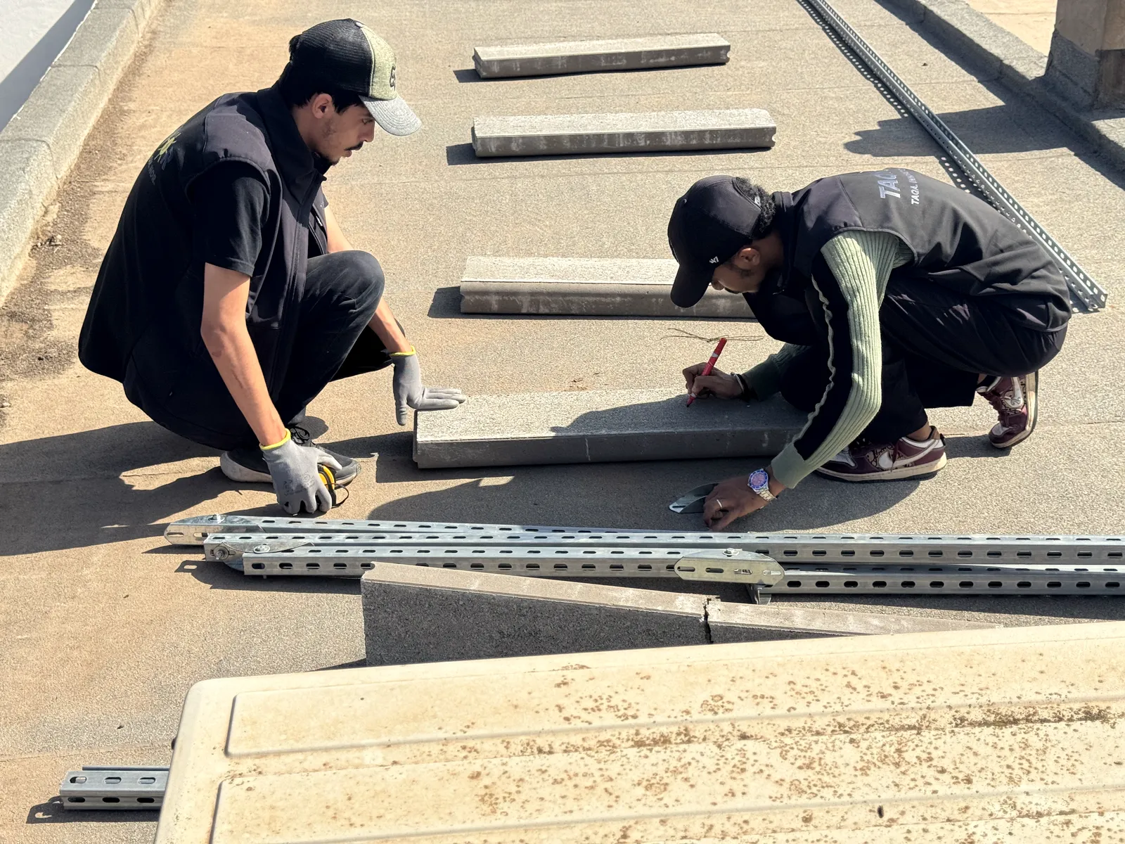 Traçage et mesure au mètre des rails de fixation sur toiture professionnelle