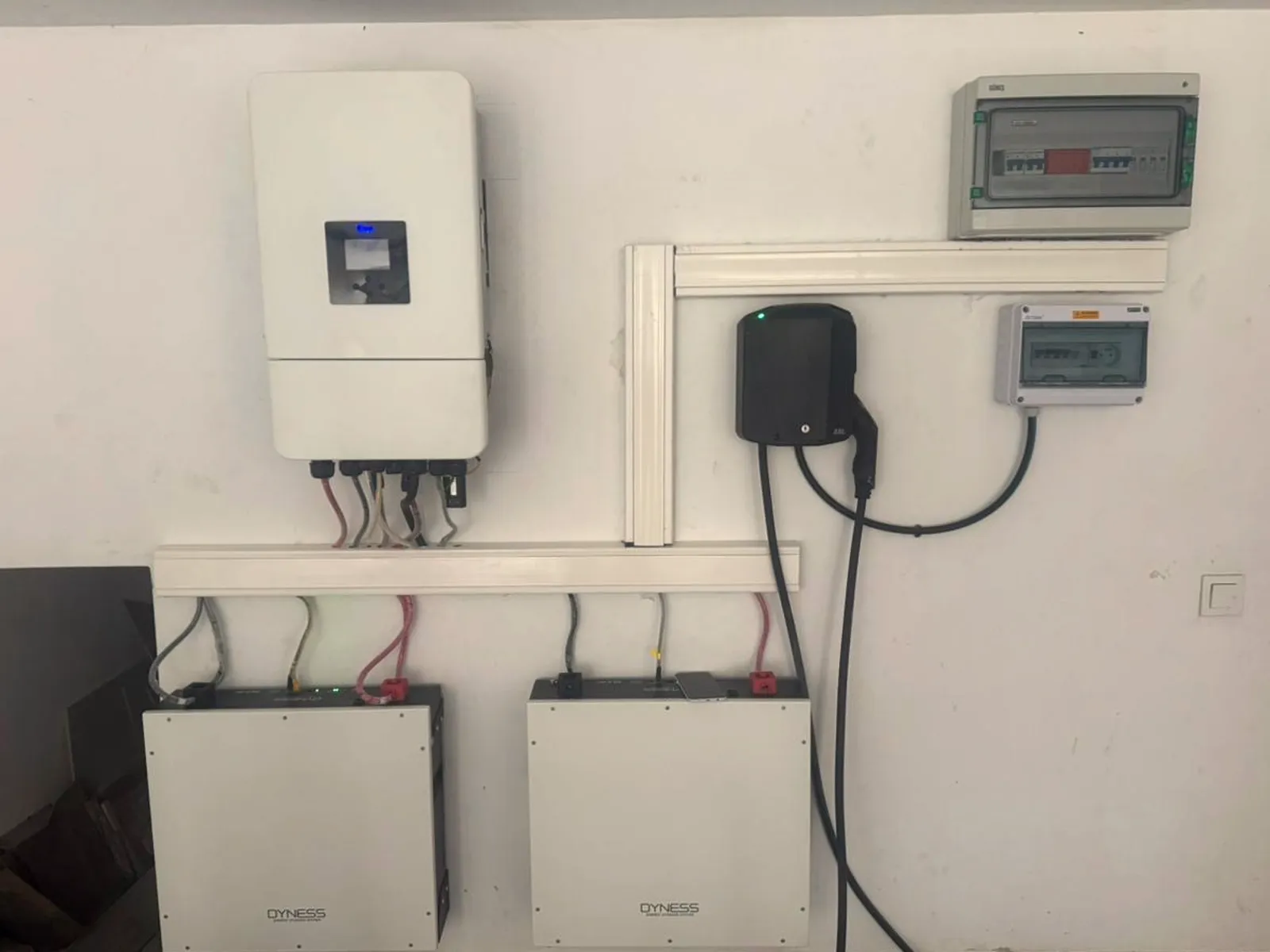 Mur technique d'une installation Taqinor à Casablanca : onduleur hybride Deye, deux batteries Dyness et borne de recharge