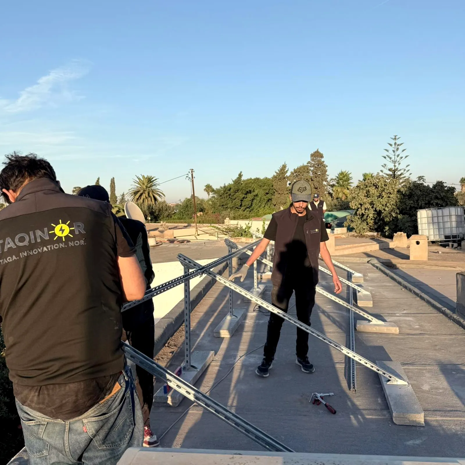 Gilet Taqinor et rails de fixation en cours d'alignement sur le toit, Nouaceur