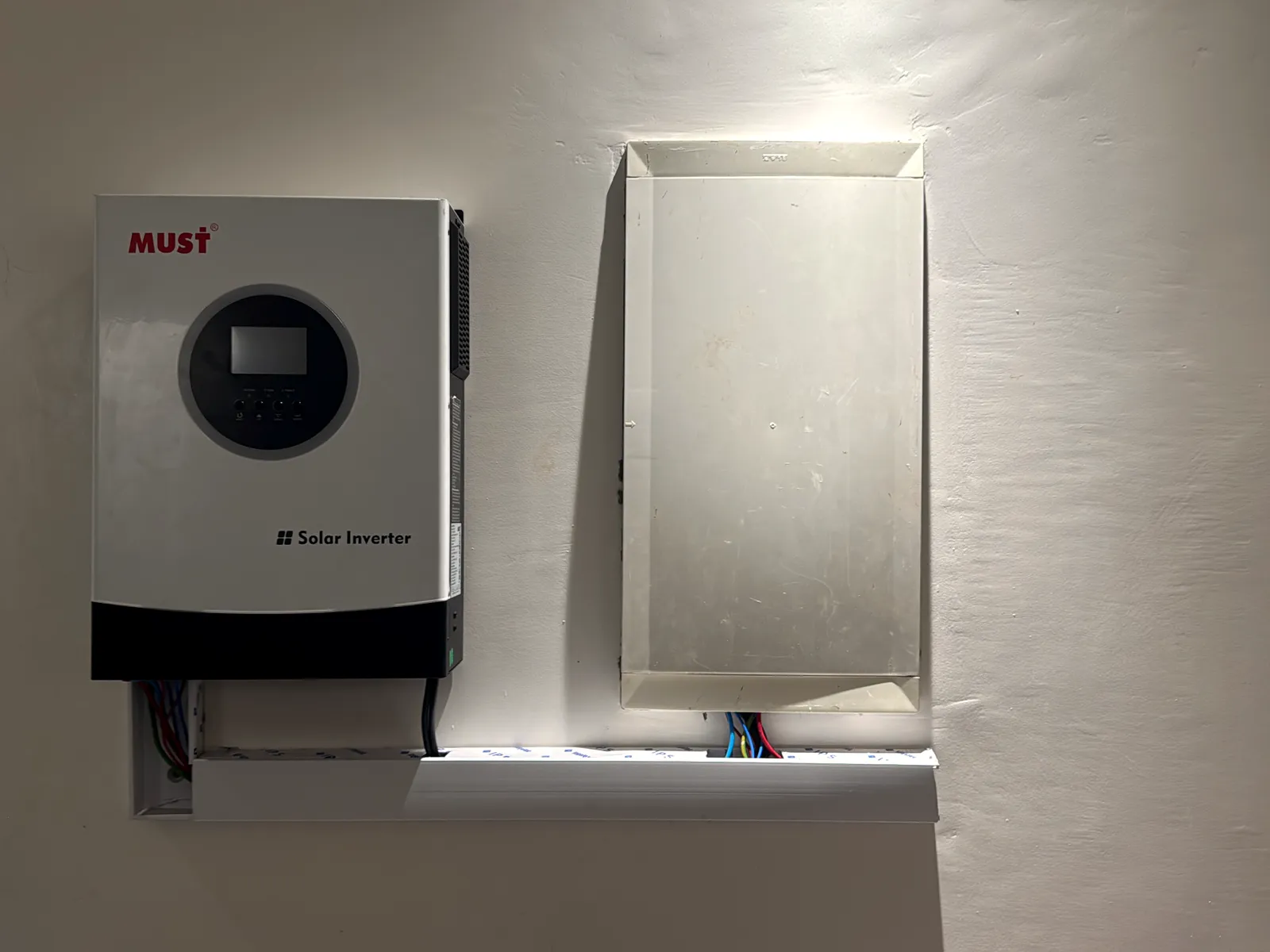 Onduleur solaire MUST installé sur un mur intérieur, à côté du coffret électrique, Nouaceur