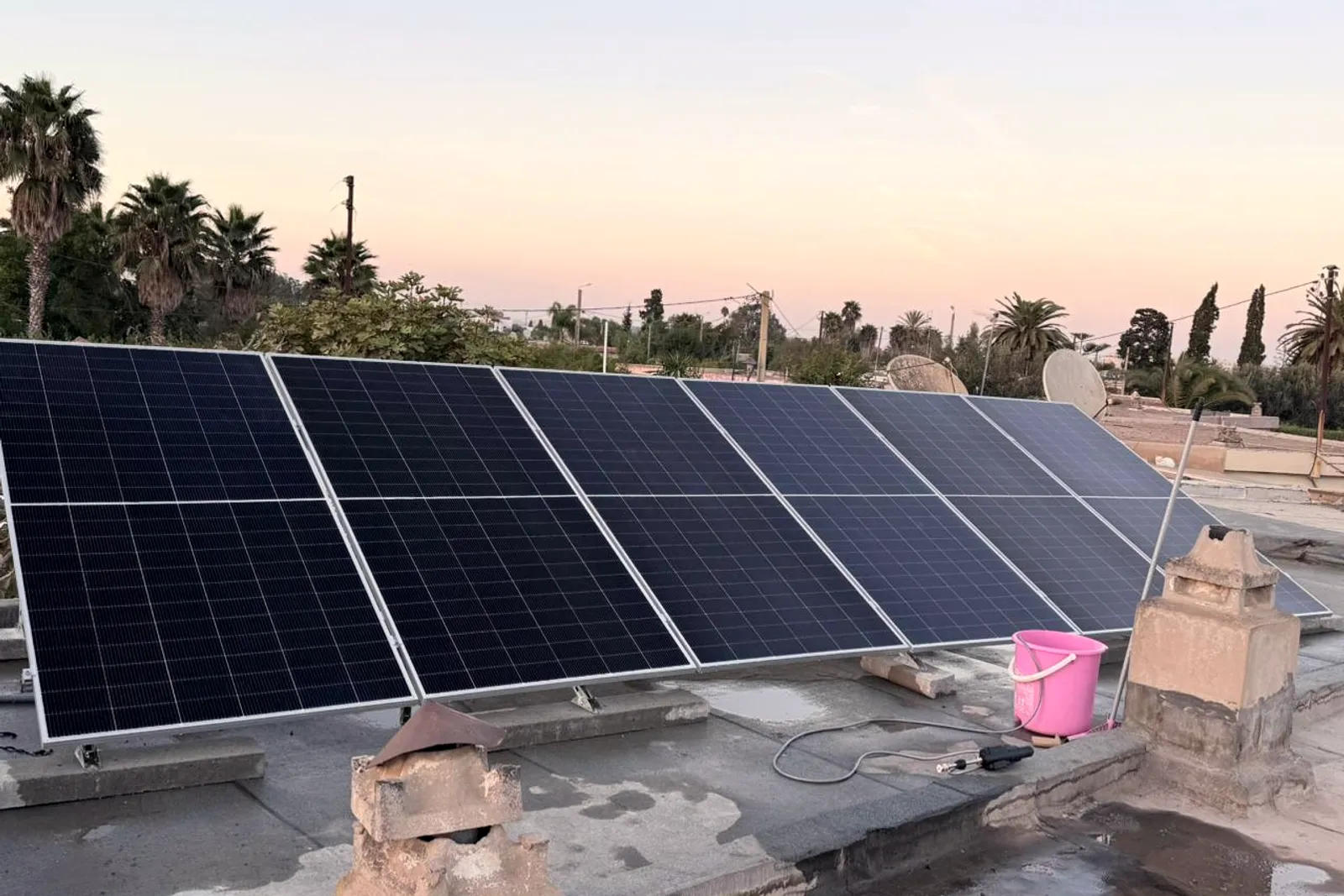 Gros plan sur l'alignement des six panneaux solaires à la tombée du jour, Nouaceur