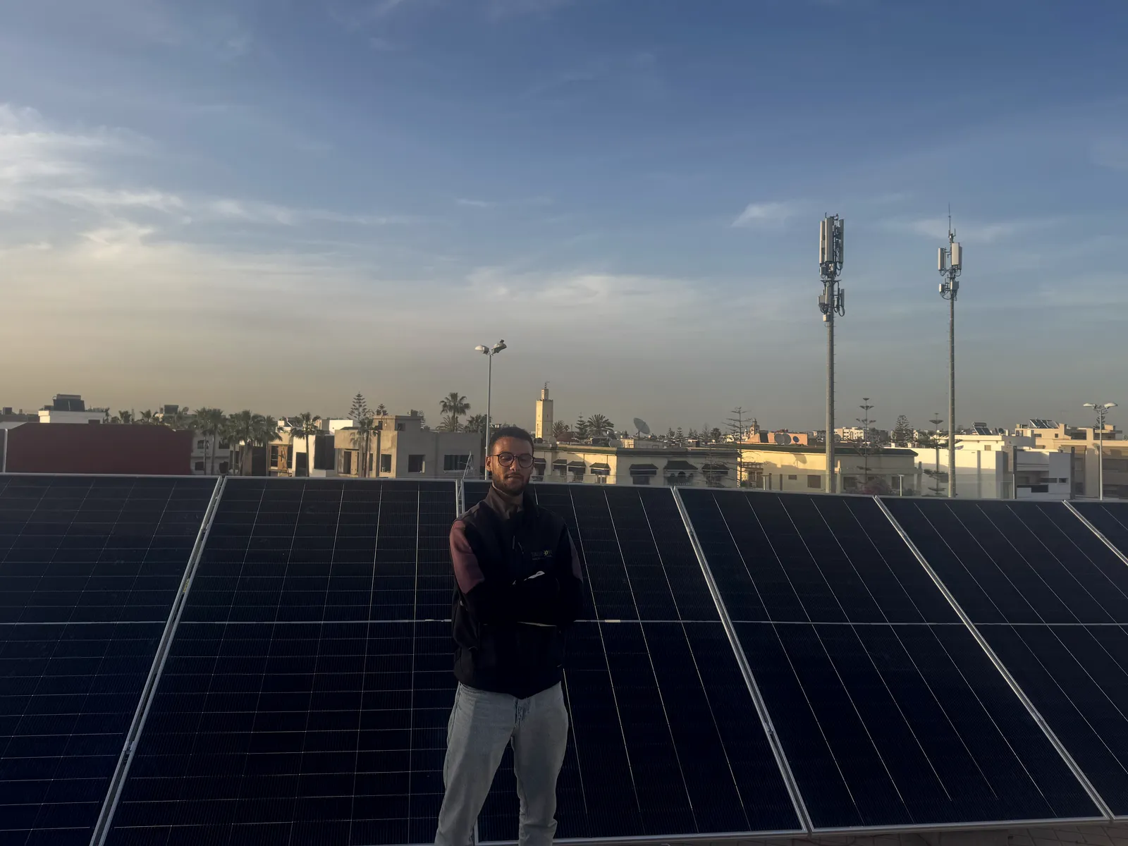 L'ingénieur devant le champ de panneaux, skyline de Casablanca